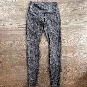 Lululemon wunder under patterned grey legging. Size 10